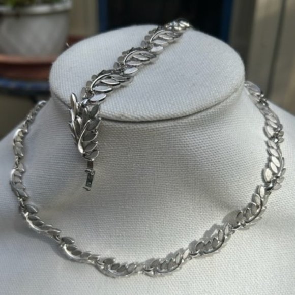 VTG CROWN TRIFARI Brushed Silver Leaf Link Bracelet Choker Necklace SET - Picture 4 of 9